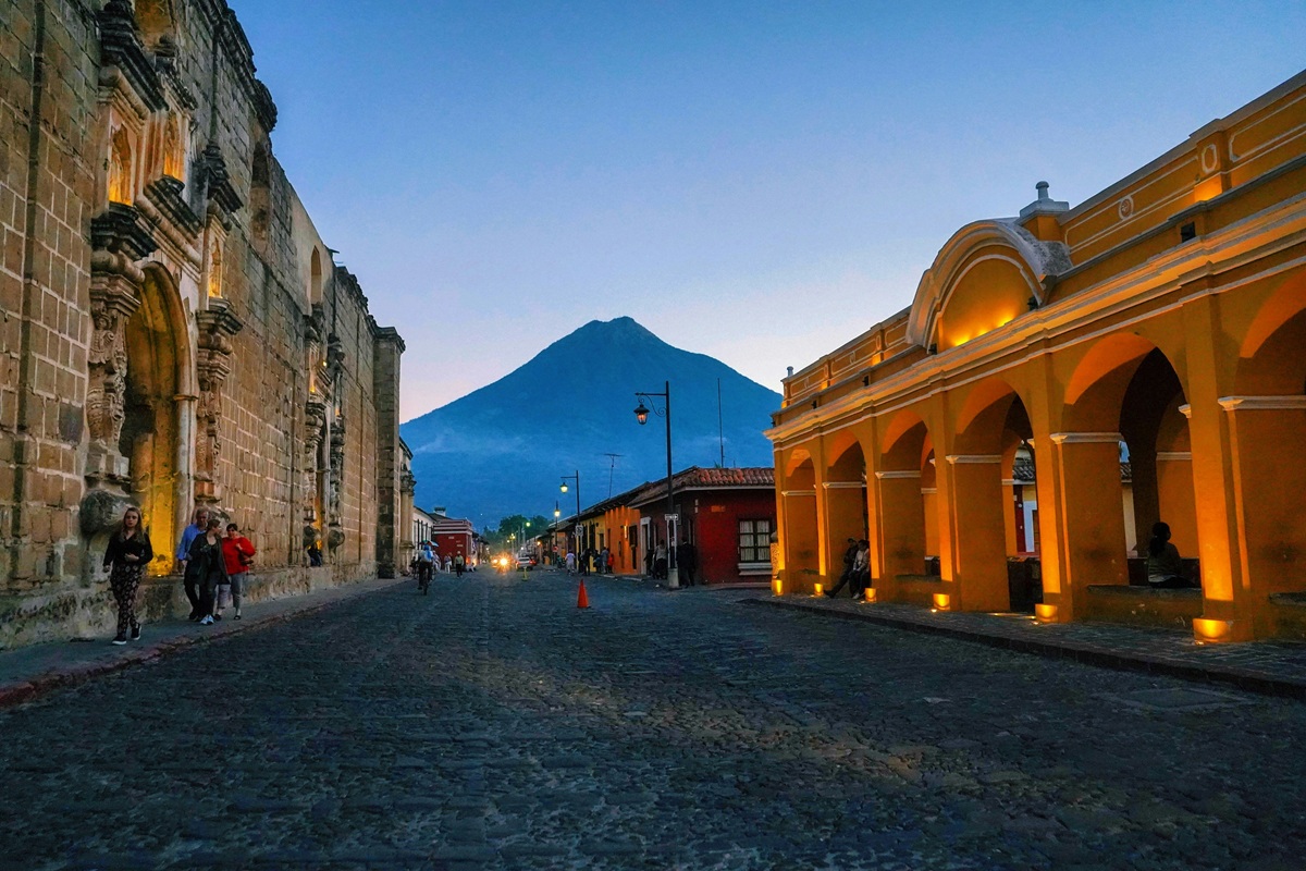 Guatemala Essentials: Antigua, Lake Atitlán & Tikal